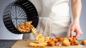 Mehr über den Artikel erfahren Chicken Nuggets Heißluftfritteuse: Knuspriger Genuss ohne Öl