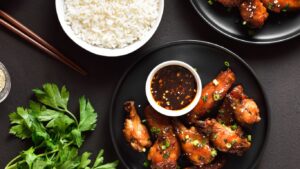Mehr über den Artikel erfahren Hähnchenflügel Heißluftfritteuse: Knusprige und gesunde Genussrezepte