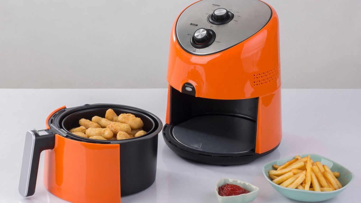 Mehr über den Artikel erfahren Süßkartoffel Pommes Heißluftfritteuse: Knuspriger Genuss ohne Fett